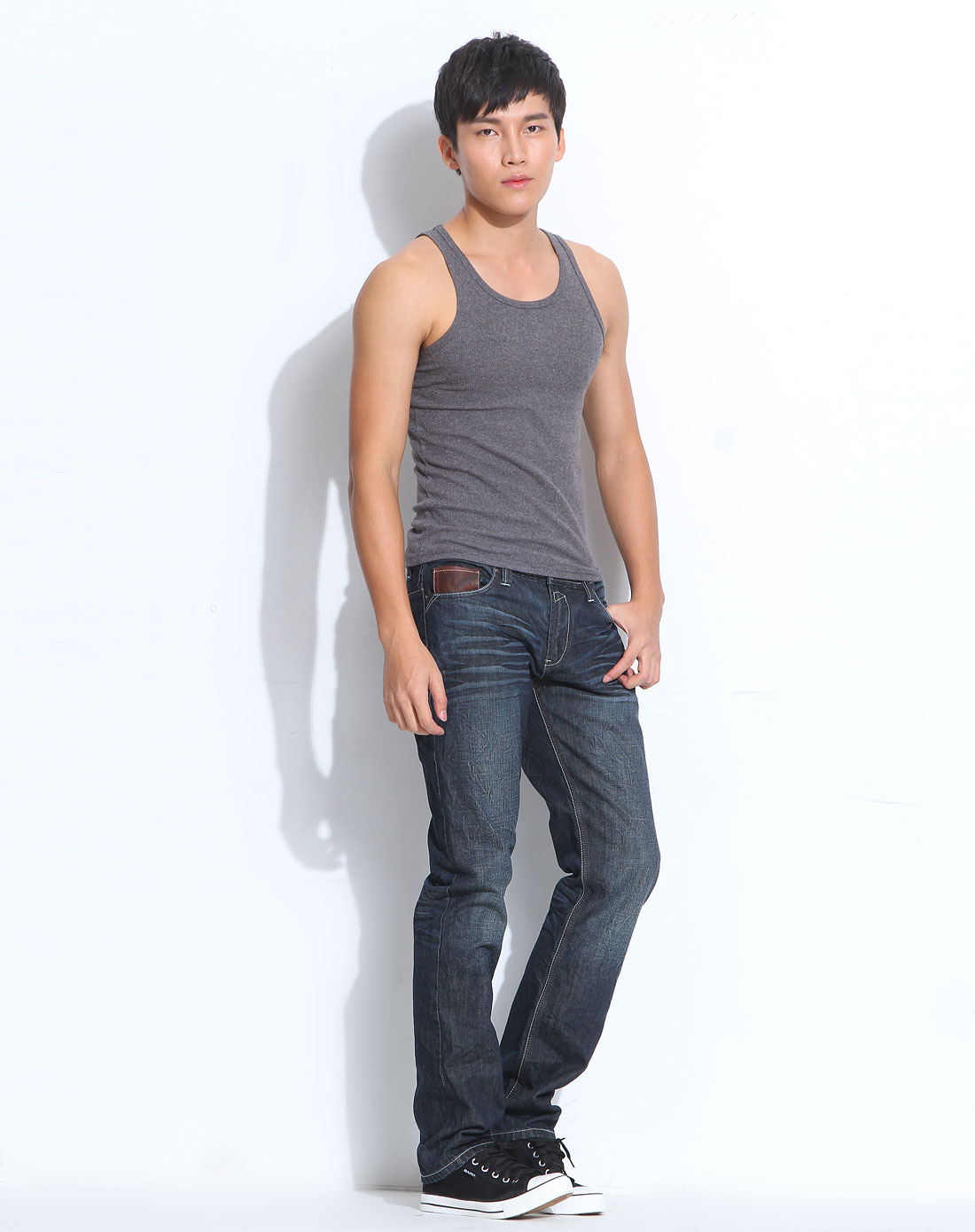 男款深靛蓝色时尚低腰牛仔长裤