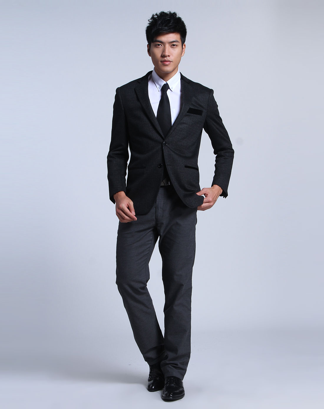 黑灰色成熟百搭翻领长袖西服