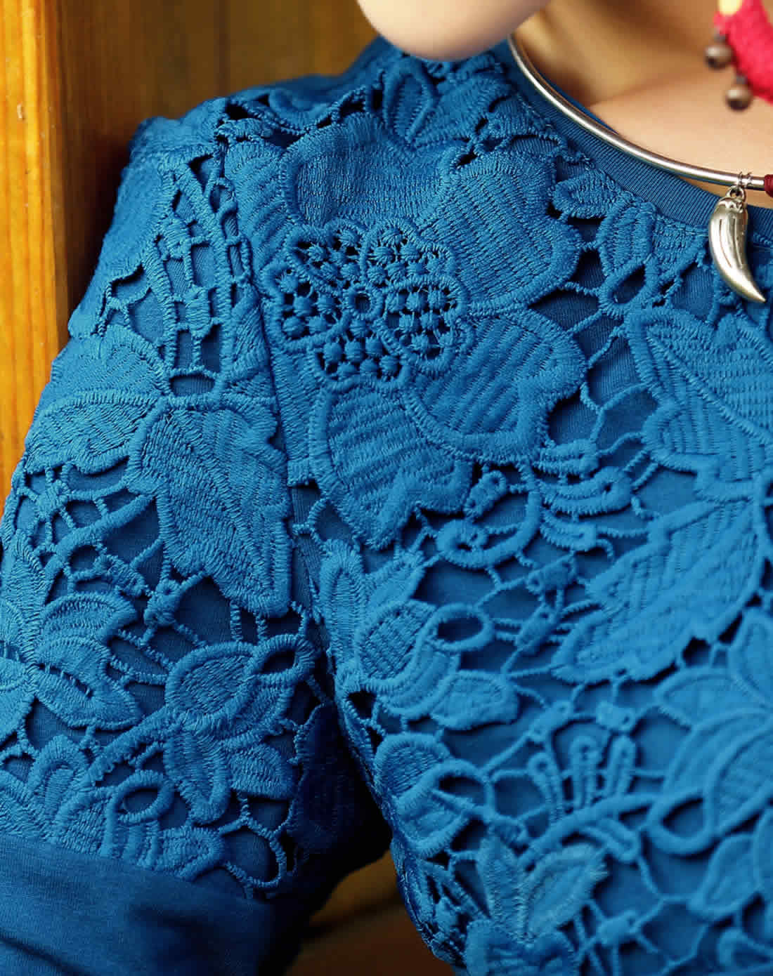 蓝色蕾丝拼接打底衫长袖t恤