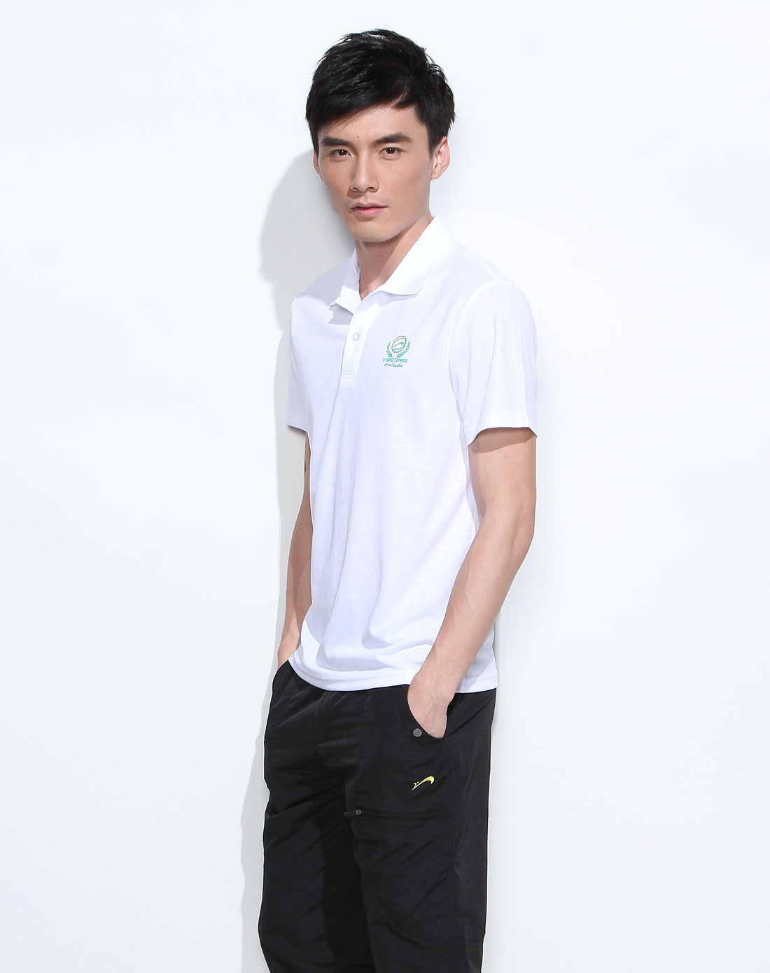 白色休闲简约翻领短袖t恤