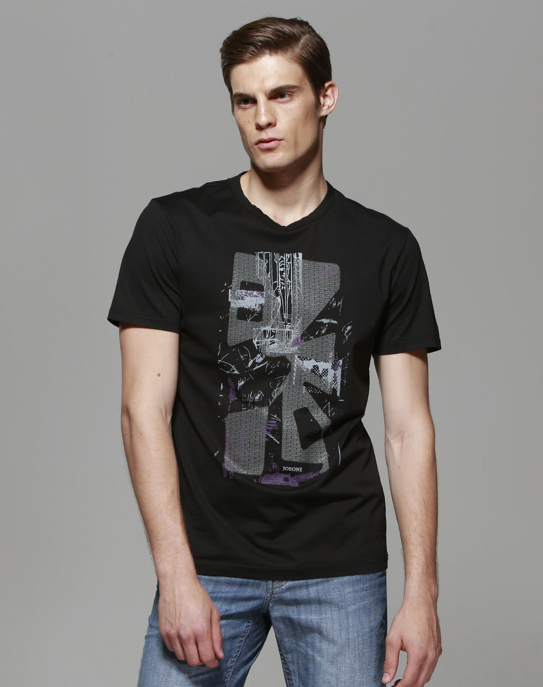 黑色圆领印图短袖t恤