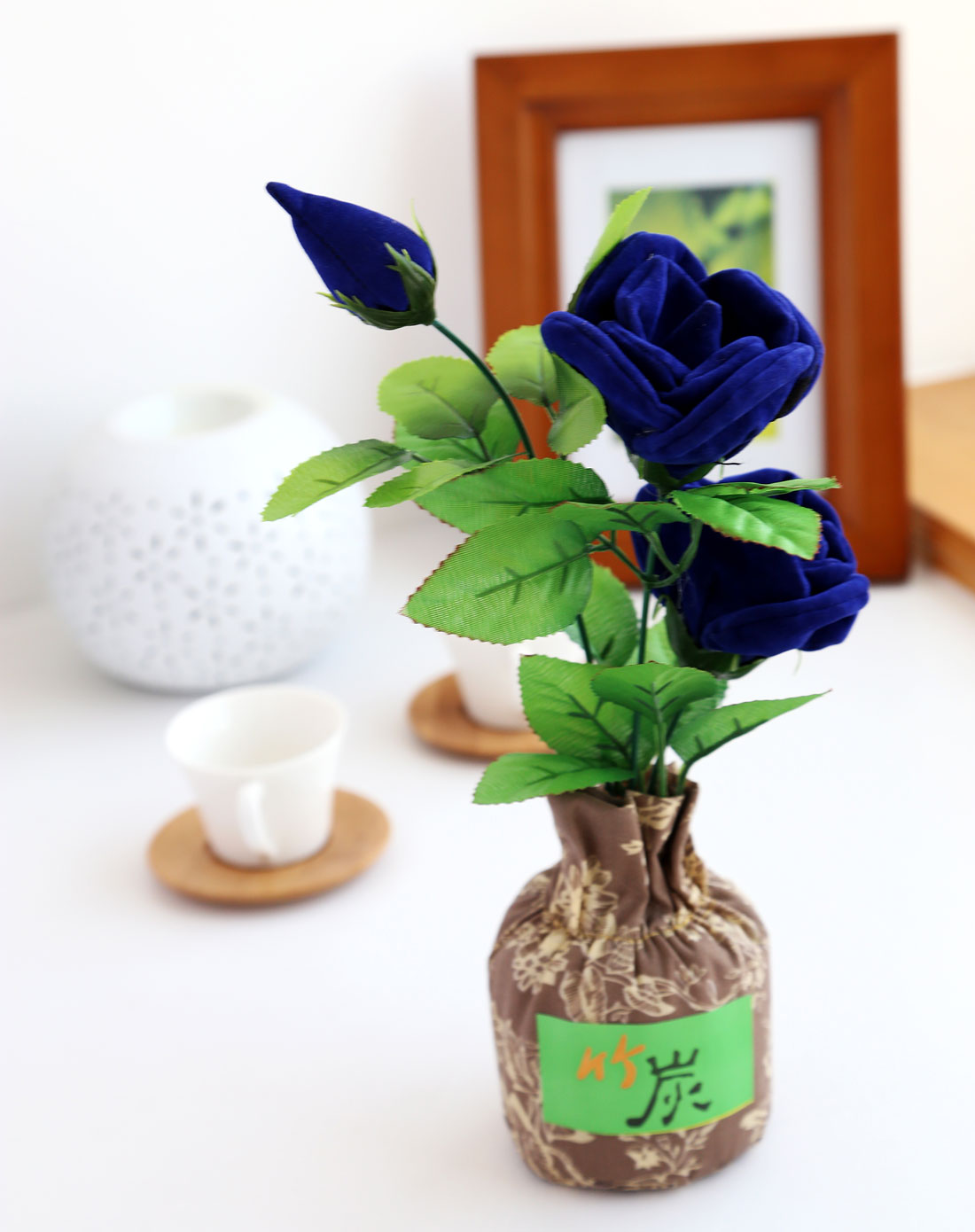 蓝玫瑰竹碳插花