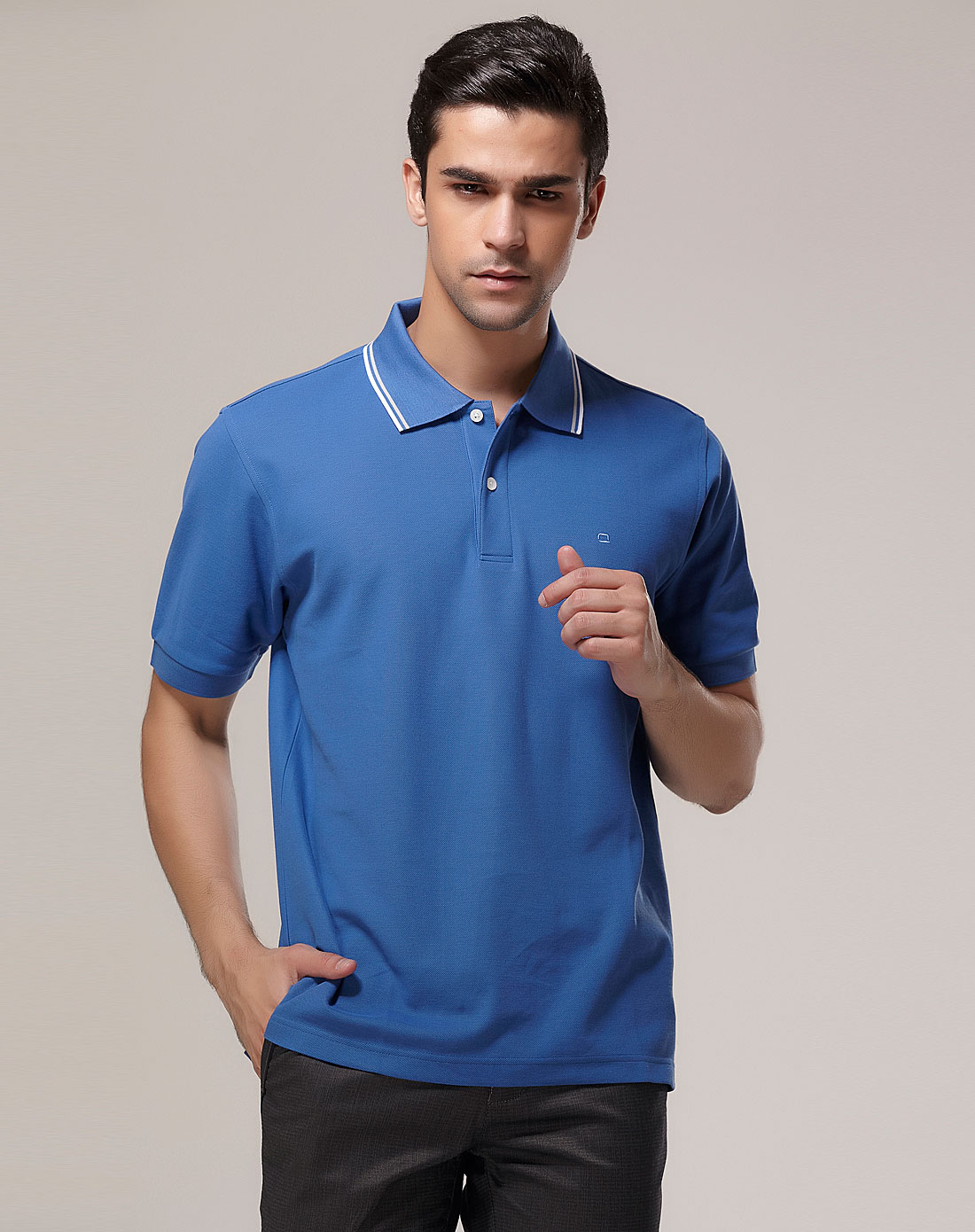 蓝色翻领短袖polo衫