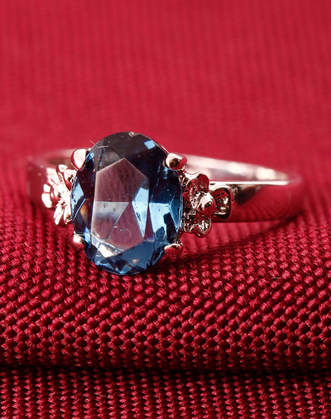 尊贵蓝水晶戒指