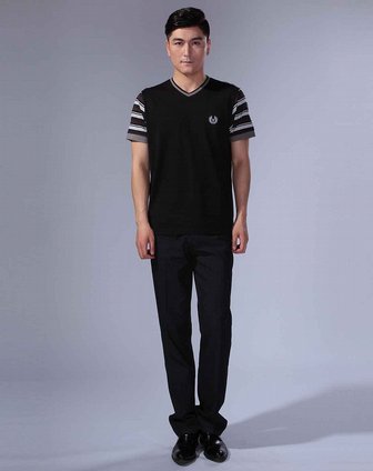 应大yingdak男装专场 > 黑色v领时尚短袖t恤