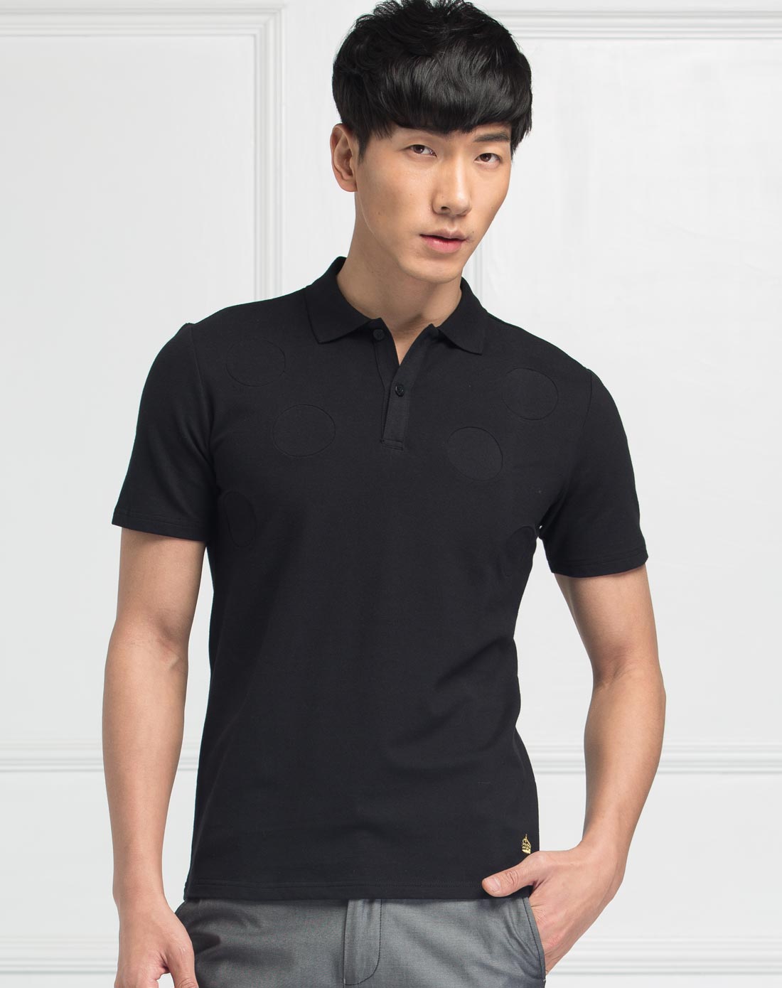 黑色翻领圈纹短袖t恤