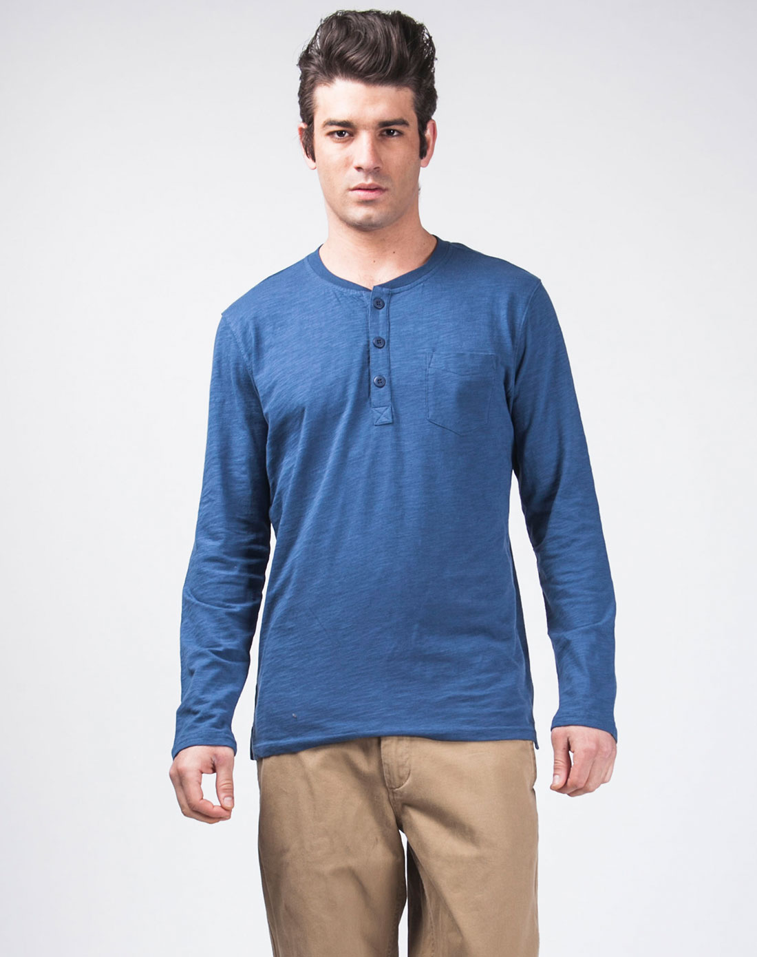 牛仔蓝色亨利领长袖t恤