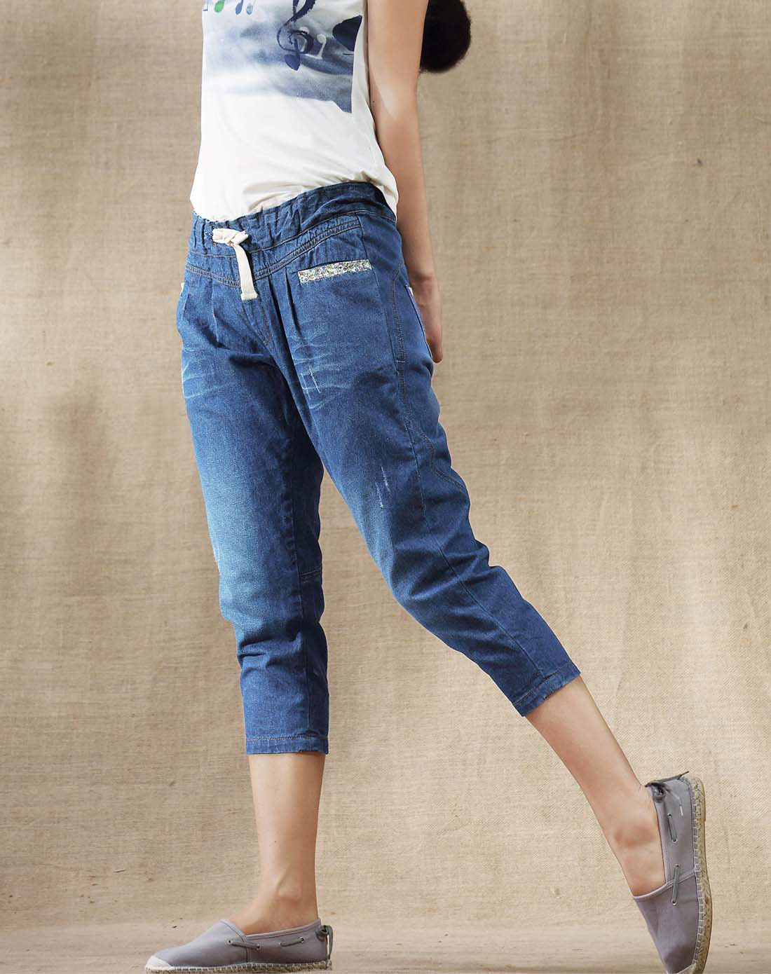 > 牛仔蓝色时尚花边拼接中腰牛仔七分裤