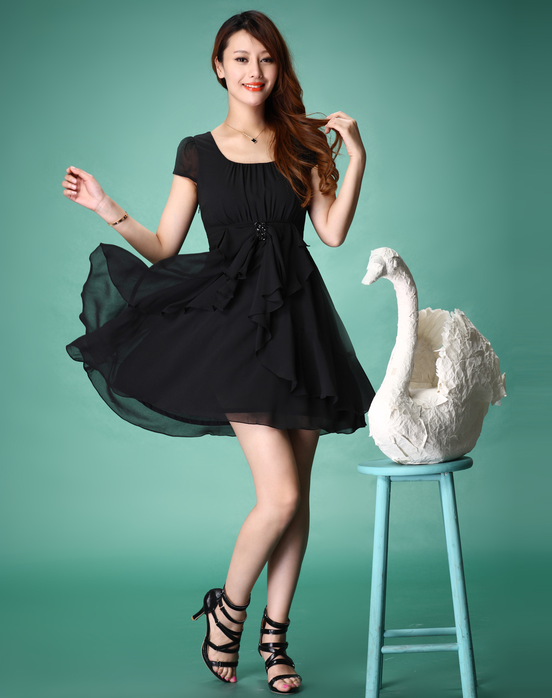 荷叶边下摆黑色短袖连衣裙