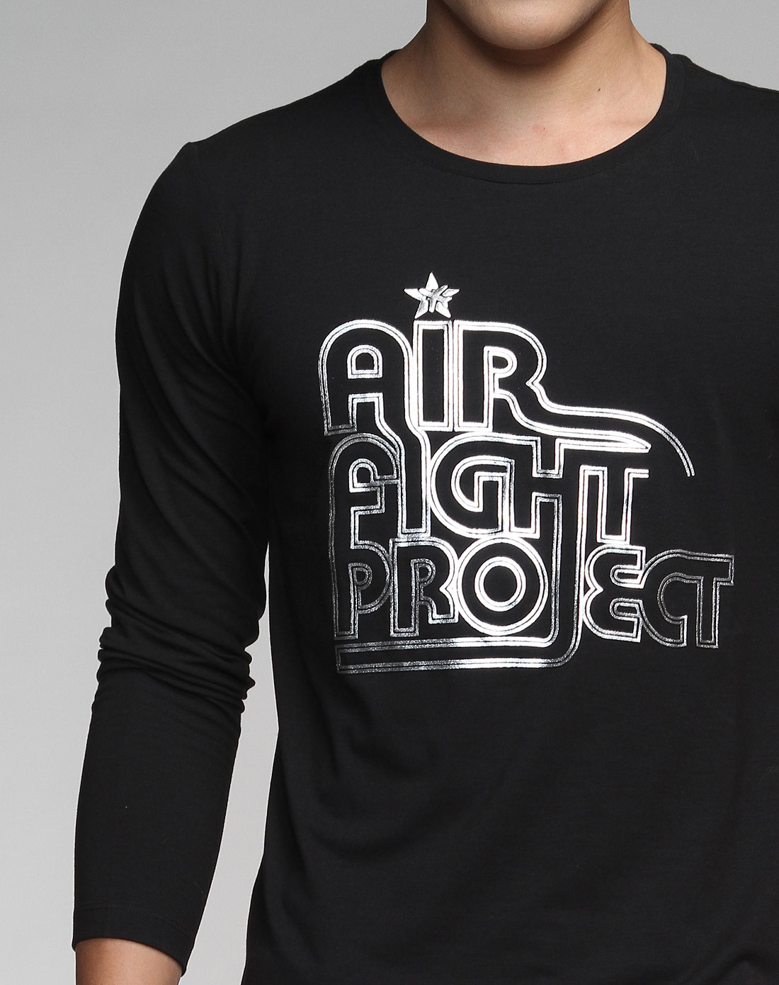 > 黑色长袖前幅字母烫银印花圆领t恤