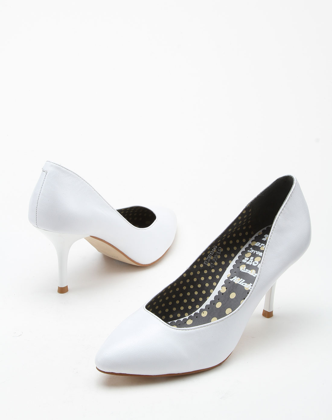 白色尖头高跟皮鞋